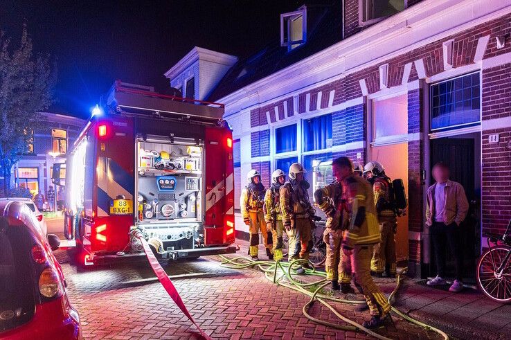 De brandweer voor de deur van de zorgwoning in de Bartjensstraat. - Foto: Peter Denekamp