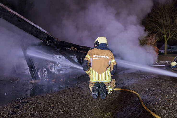 In beeld: Vier auto’s en carport gaan volledig in vlammen op in Zwolle-Zuid - Foto: Peter Denekamp