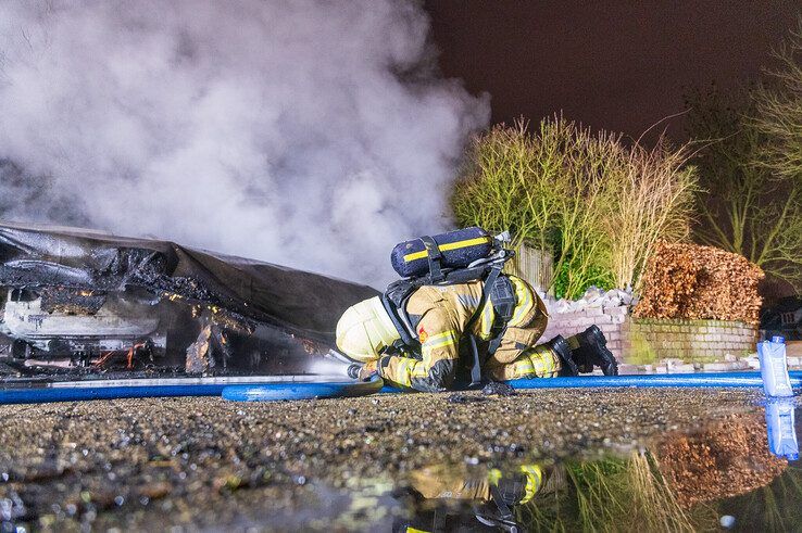 In beeld: Vier auto’s en carport gaan volledig in vlammen op in Zwolle-Zuid - Foto: Peter Denekamp