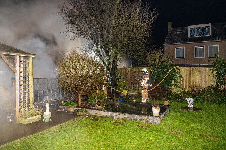 In beeld: Vier auto’s en carport gaan volledig in vlammen op in Zwolle-Zuid - Foto: Peter Denekamp