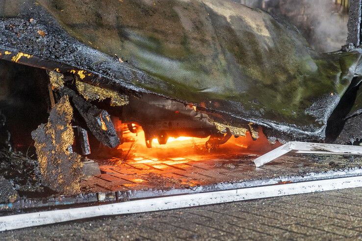 In beeld: Vier auto’s en carport gaan volledig in vlammen op in Zwolle-Zuid - Foto: Peter Denekamp