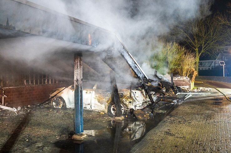 In beeld: Vier auto’s en carport gaan volledig in vlammen op in Zwolle-Zuid - Foto: Peter Denekamp