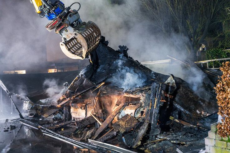 In beeld: Vier auto’s en carport gaan volledig in vlammen op in Zwolle-Zuid - Foto: Peter Denekamp