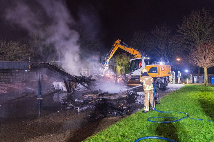 In beeld: Vier auto’s en carport gaan volledig in vlammen op in Zwolle-Zuid - Foto: Peter Denekamp