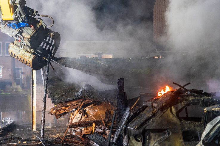 In beeld: Vier auto’s en carport gaan volledig in vlammen op in Zwolle-Zuid - Foto: Peter Denekamp