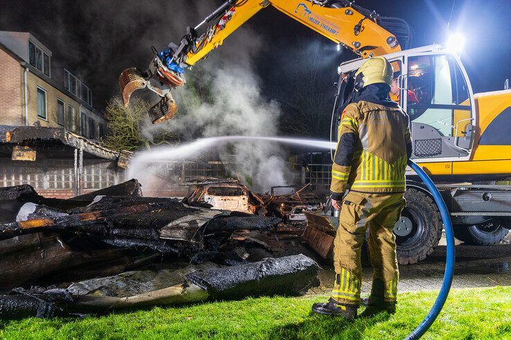 In beeld: Vier auto’s en carport gaan volledig in vlammen op in Zwolle-Zuid - Foto: Peter Denekamp