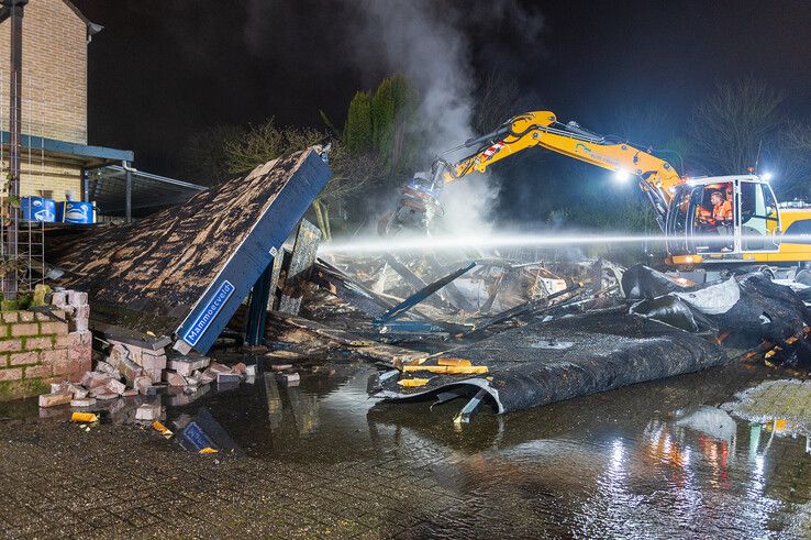 In beeld: Vier auto’s en carport gaan volledig in vlammen op in Zwolle-Zuid - Foto: Peter Denekamp