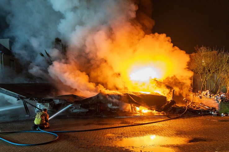 In beeld: Vier auto’s en carport gaan volledig in vlammen op in Zwolle-Zuid - Foto: Peter Denekamp