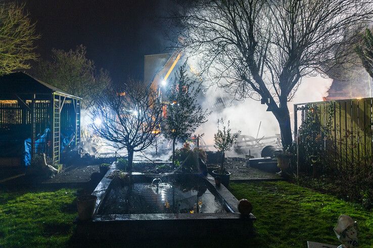 In beeld: Vier auto’s en carport gaan volledig in vlammen op in Zwolle-Zuid - Foto: Peter Denekamp