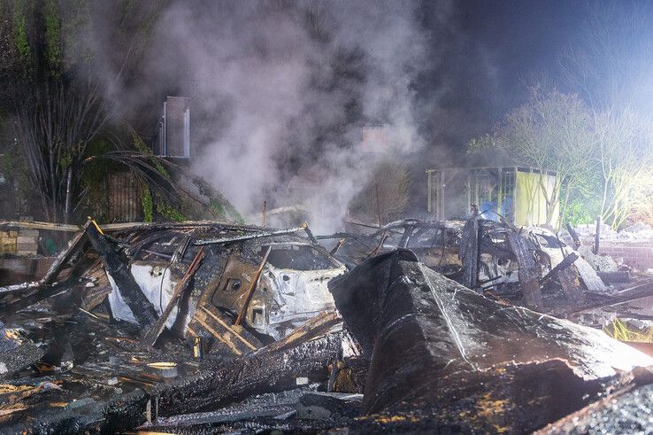 In beeld: Vier auto’s en carport gaan volledig in vlammen op in Zwolle-Zuid - Foto: Peter Denekamp