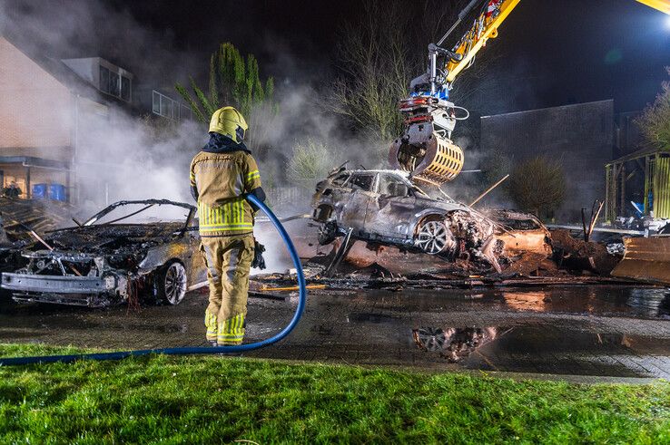 In beeld: Vier auto’s en carport gaan volledig in vlammen op in Zwolle-Zuid - Foto: Peter Denekamp