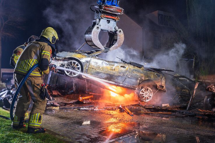 In beeld: Vier auto’s en carport gaan volledig in vlammen op in Zwolle-Zuid - Foto: Peter Denekamp