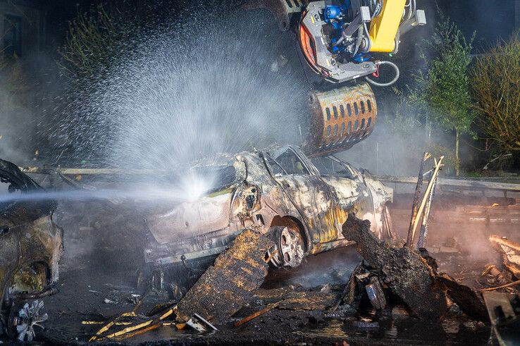 In beeld: Vier auto’s en carport gaan volledig in vlammen op in Zwolle-Zuid - Foto: Peter Denekamp