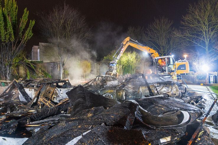 In beeld: Vier auto’s en carport gaan volledig in vlammen op in Zwolle-Zuid - Foto: Peter Denekamp