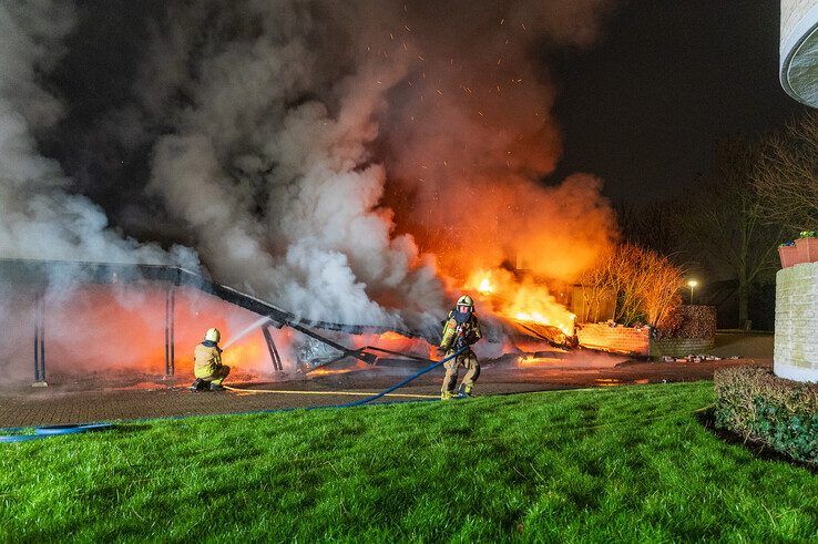 In beeld: Vier auto’s en carport gaan volledig in vlammen op in Zwolle-Zuid - Foto: Peter Denekamp