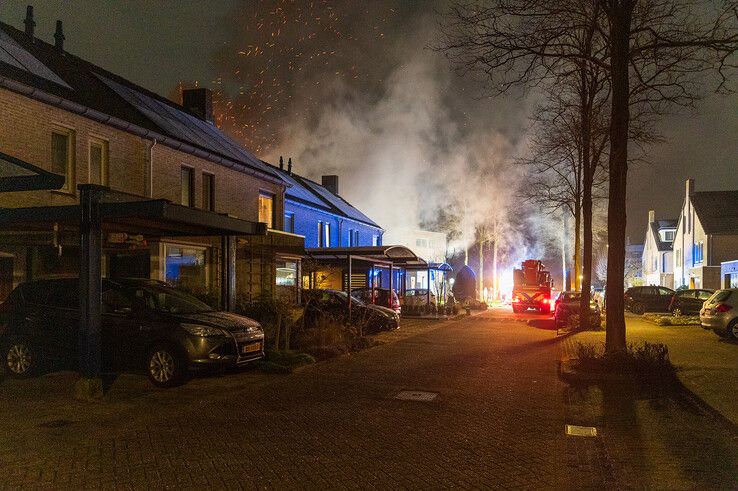 In beeld: Vier auto’s en carport gaan volledig in vlammen op in Zwolle-Zuid - Foto: Peter Denekamp