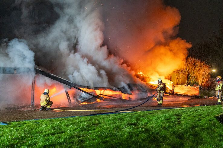 In beeld: Vier auto’s en carport gaan volledig in vlammen op in Zwolle-Zuid - Foto: Peter Denekamp