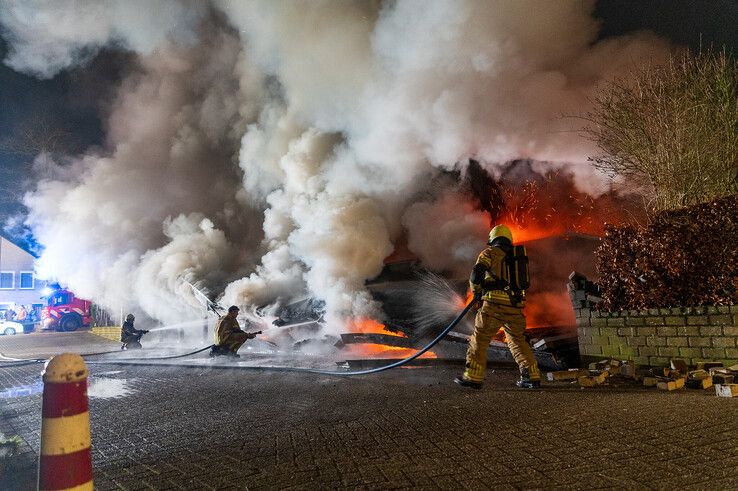 In beeld: Vier auto’s en carport gaan volledig in vlammen op in Zwolle-Zuid - Foto: Peter Denekamp