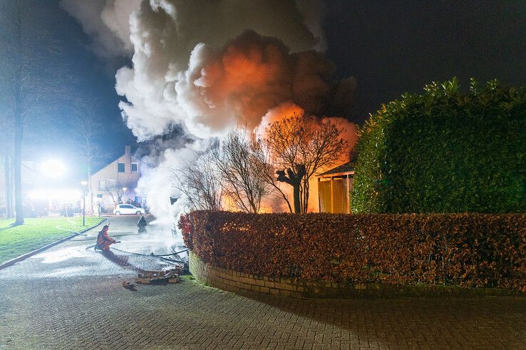 In beeld: Vier auto’s en carport gaan volledig in vlammen op in Zwolle-Zuid - Foto: Peter Denekamp