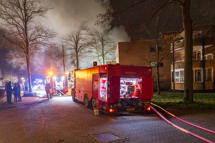 In beeld: Vier auto’s en carport gaan volledig in vlammen op in Zwolle-Zuid - Foto: Peter Denekamp