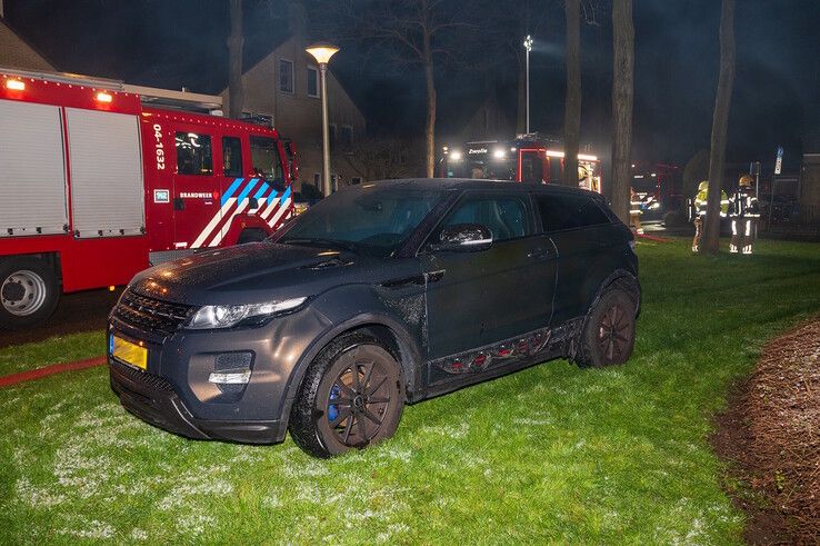 In beeld: Vier auto’s en carport gaan volledig in vlammen op in Zwolle-Zuid - Foto: Peter Denekamp