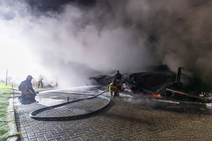 In beeld: Vier auto’s en carport gaan volledig in vlammen op in Zwolle-Zuid - Foto: Peter Denekamp