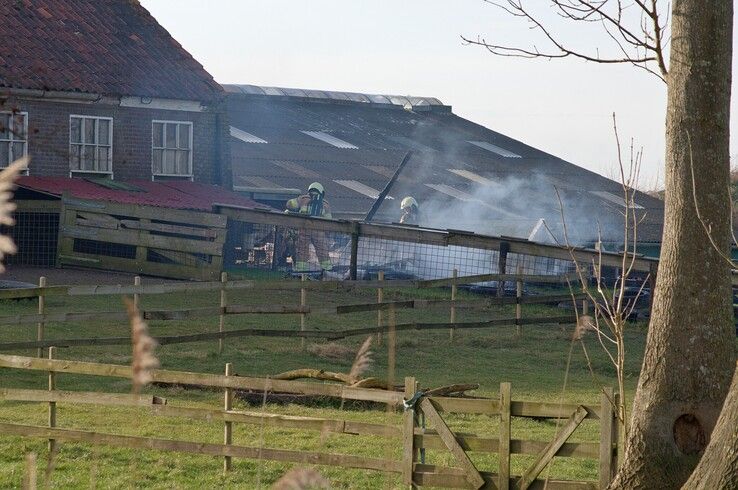 Een voorbijganger ontdekte de brand bij een boerderij in de polder. - Foto: Bob Koning