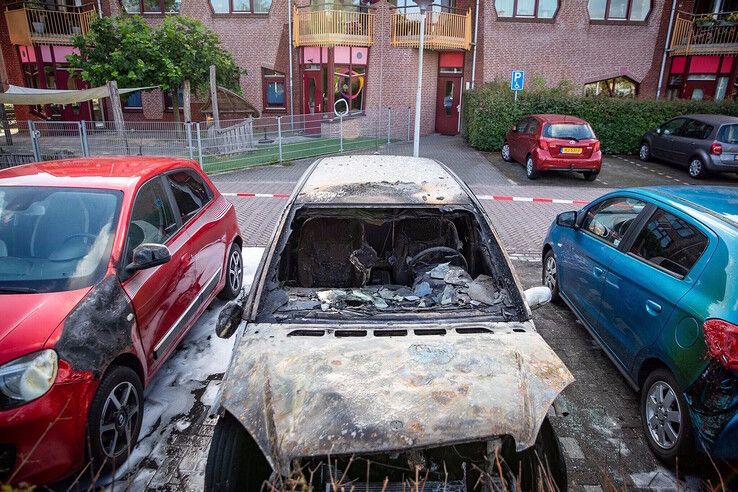 De uitgebrande Mercedes en twee andere door de brand beschadigde auto's op het Sterrenkroos. - Foto: Hugo Janssen