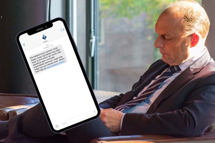 Burgemeester Peter Snijders/inzet: de tekst van het sms-bericht. - Foto: Peter Denekamp