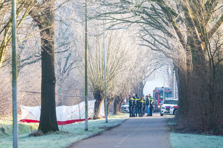 De politie is bezig met het onderzoek op het Primulapad. - Foto: Peter Denekamp