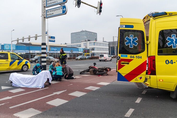 De motorrijder ging onderuit op de kruising van de Ceintuurbaan met de Boerendanserdijk. - Foto: Peter Denekamp