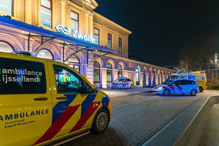 Politie en ambulancedienst bij het station Zwolle. - Foto: Peter Denekamp