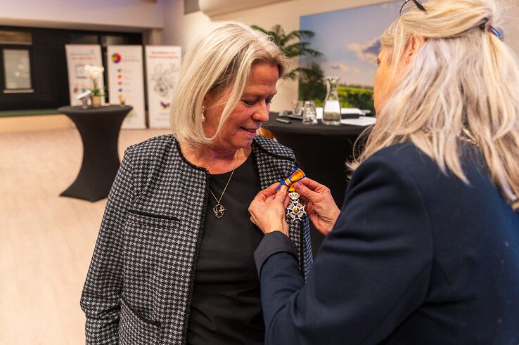 Hellen Blom krijgt de koninklijke onderscheiding tijdens haar afscheidsreceptie. - Foto: Peter Denekamp