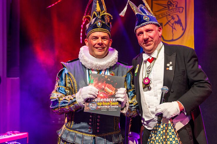 Jan-Paul Bakker (rechts) overhandigde vorig jaar het eerste exemplaar van 'Zwollenarren op hun best' aan de Stadsprins. - Foto: Peter Denekamp