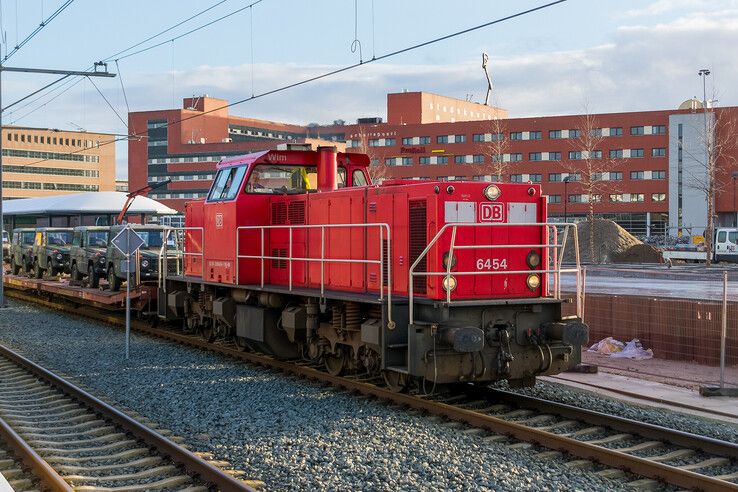 Een goederentrein van DB Cargo met militair materieel bij station Zwolle. - Foto: Peter Denekamp