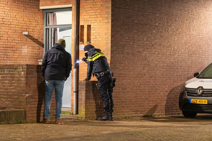 Agenten doen onderzoek bij de woning aan de Bredebeek. - Foto: Peter Denekamp