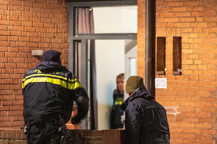 Politieagenten bij de woning aan de Bredebeek. - Foto: Peter Denekamp