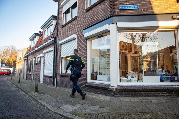 Overval bij klokkenmaker Van der Wijk in Indische Buurt, politie start klopjacht op daders - Foto: Hugo Janssen