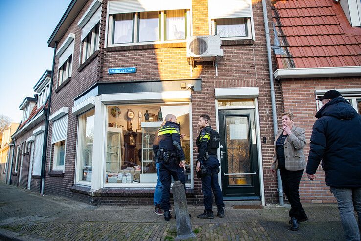 Politieagenten bij de overvallen klokkenmaker in de Indische Buurt. - Foto: Hugo Janssen