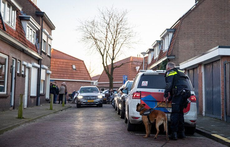 Overval bij klokkenmaker Van der Wijk in Indische Buurt, politie start klopjacht op daders - Foto: Hugo Janssen