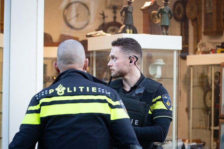 Overval bij klokkenmaker Van der Wijk in Indische Buurt, politie start klopjacht op daders - Foto: Hugo Janssen