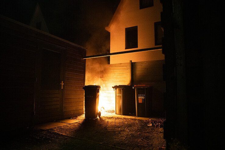 Brand in afvalcontainer bij woning in Stadshagen - Foto: Hugo Janssen