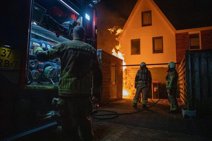 De brandweer had het vuur snel onder controle bij de woning in Stadshagen. - Foto: Hugo Janssen