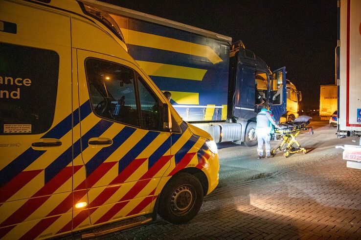 Vrachtwagen ramt vangrail op A28 in Zwolle, trucker naar ziekenhuis - Foto: Hugo Janssen