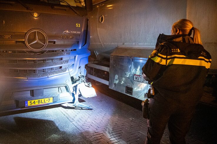 Vrachtwagen ramt vangrail op A28 in Zwolle, trucker naar ziekenhuis - Foto: Hugo Janssen