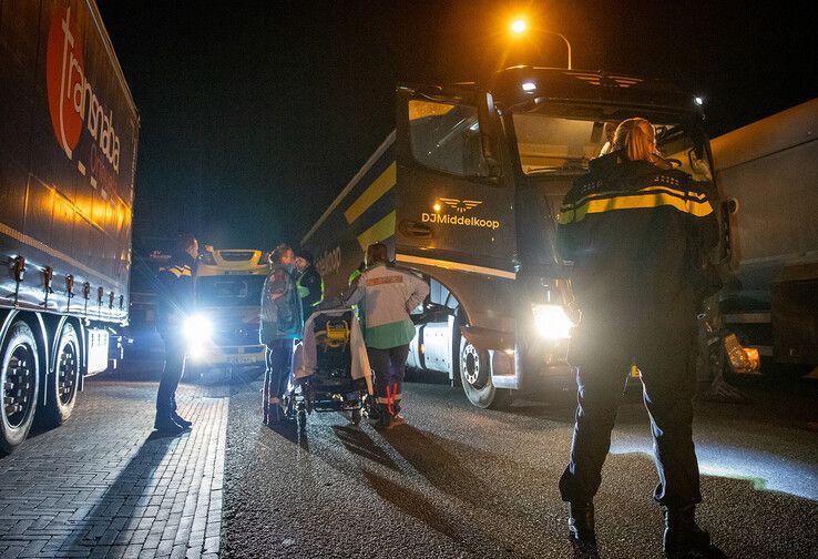 Vrachtwagen ramt vangrail op A28 in Zwolle, trucker naar ziekenhuis - Foto: Hugo Janssen