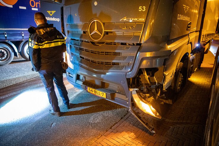 Vrachtwagen ramt vangrail op A28 in Zwolle, trucker naar ziekenhuis - Foto: Hugo Janssen