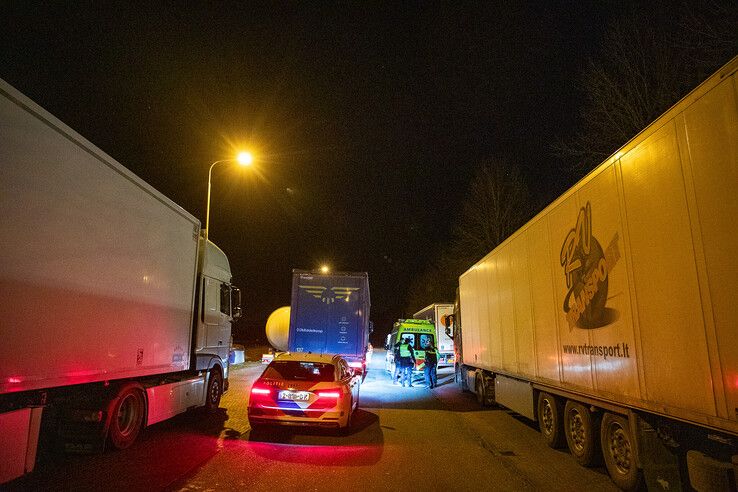 Vrachtwagen ramt vangrail op A28 in Zwolle, trucker naar ziekenhuis - Foto: Hugo Janssen