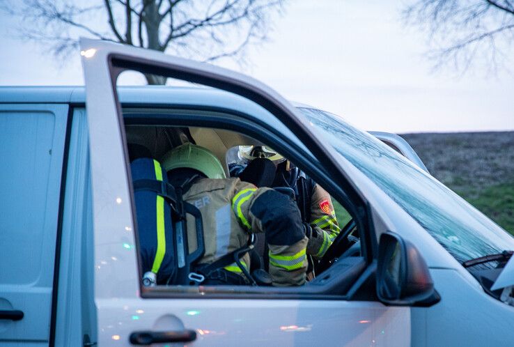 Ineens slaan vlammen onder stoel van bestuurder bestelbus vandaan op Hasselterweg - Foto: Hugo Janssen