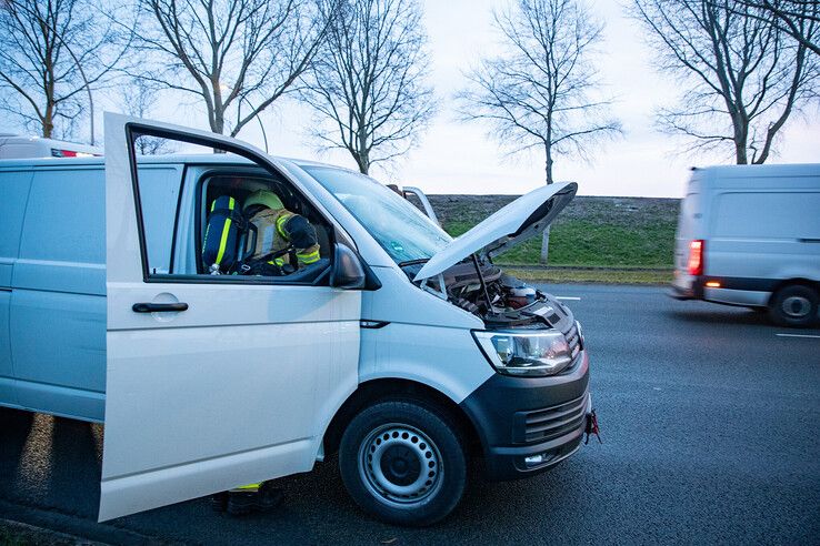 Ineens slaan vlammen onder stoel van bestuurder bestelbus vandaan op Hasselterweg - Foto: Hugo Janssen